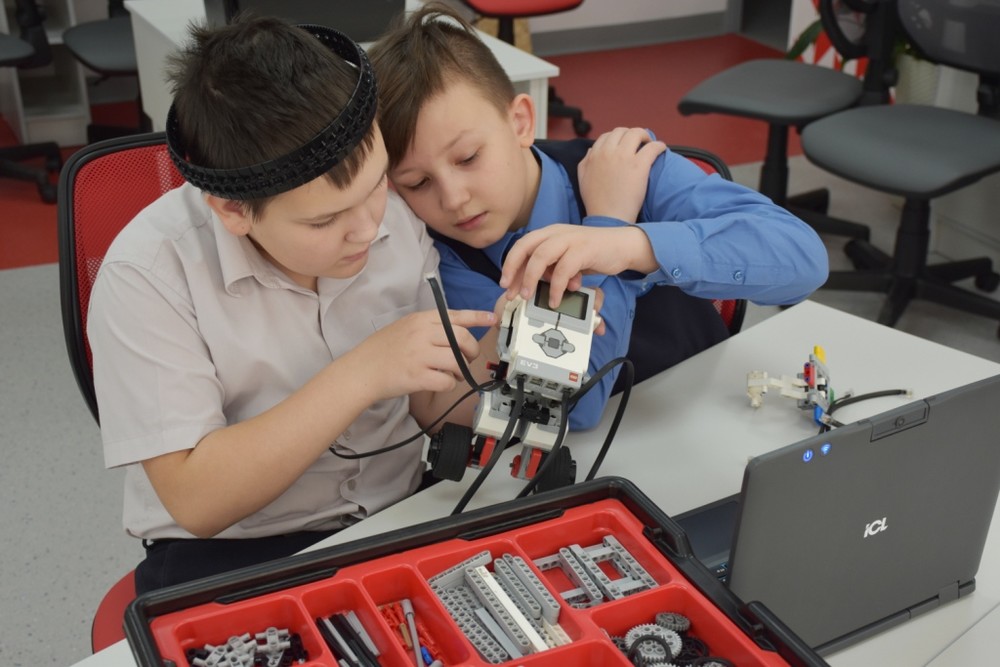 Сценарий робототехника. Точка роста робототехника в школе. Робототехника в начальной школе. Робототехника на уроках технологии. Интересные соревнования по робототехнике.